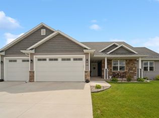 1562 Lone Oak Dr, Neenah, WI 54956