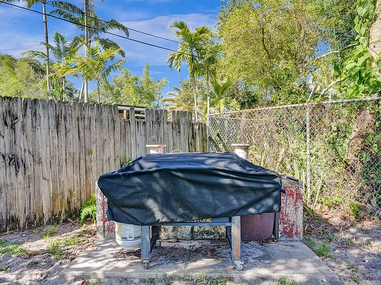 807 SW 18th St — Photo 60