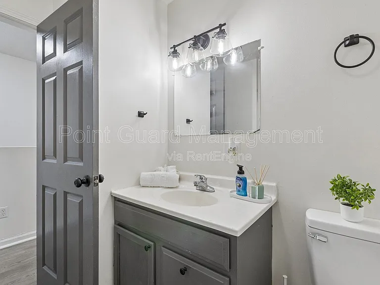 321 W South Ave — Photo 49