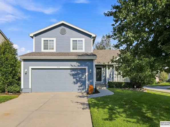 1711 Southview Dr, Papillion, NE 68046
