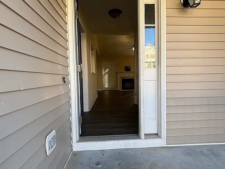804 Yorkshire Dr — Photo 2