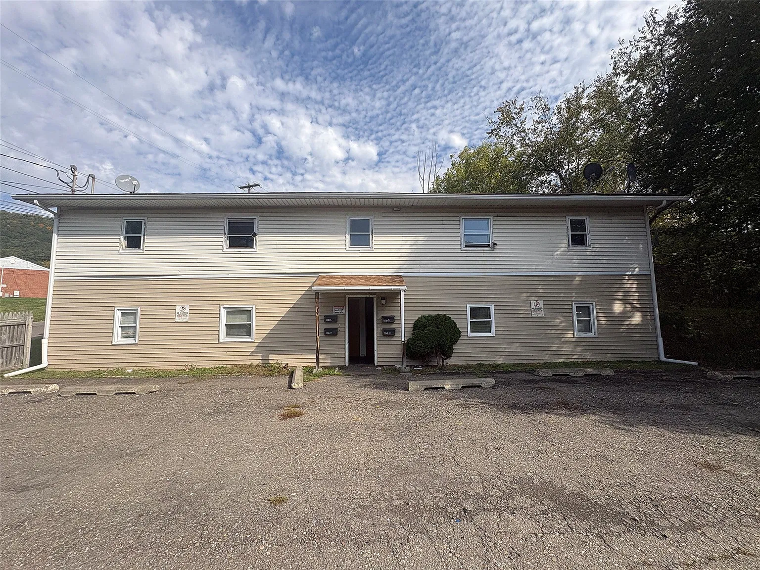 100 Louisa St — Photo 1