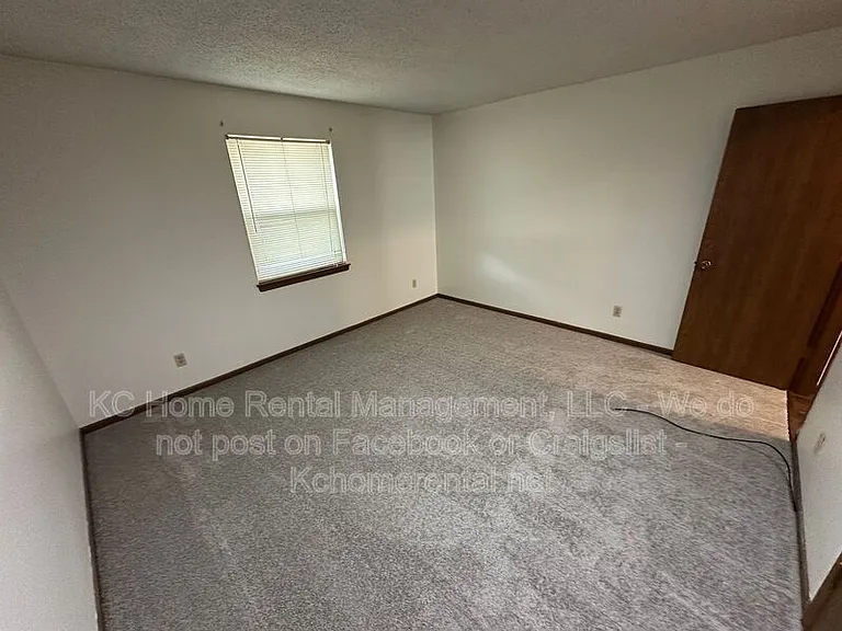 735 NE Barnes Dr #B — Photo 24