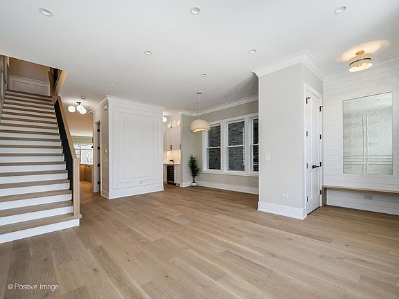 3rd image of 3045 N Christiana Ave