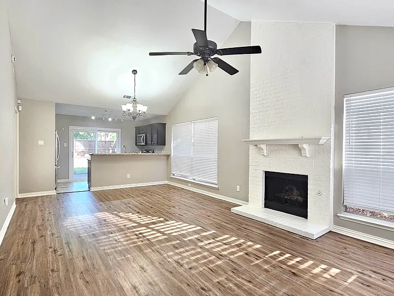 500 Lake Forest Dr — Photo 5