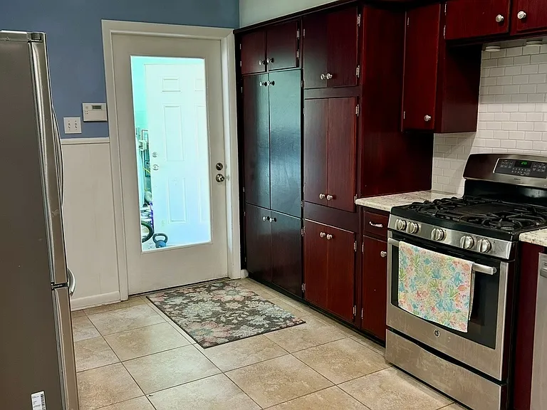 1 Buckingham Way — Photo 9