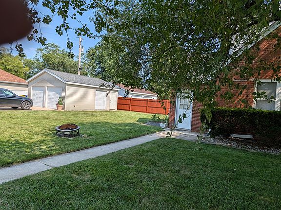 4th image of 10754 Lyman Ave
