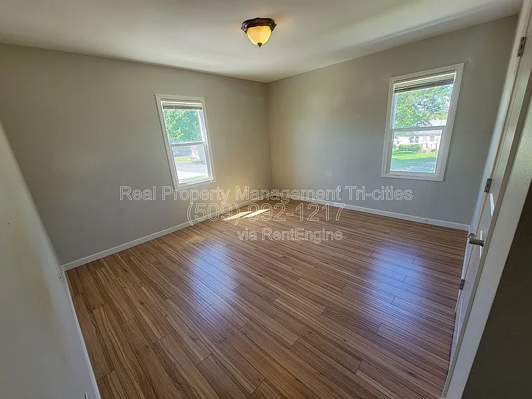 414 Douglass Ave — Photo 13