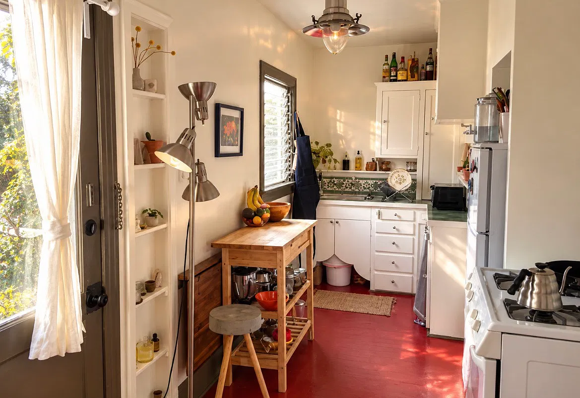 628 N Virgil Ave — Photo 2