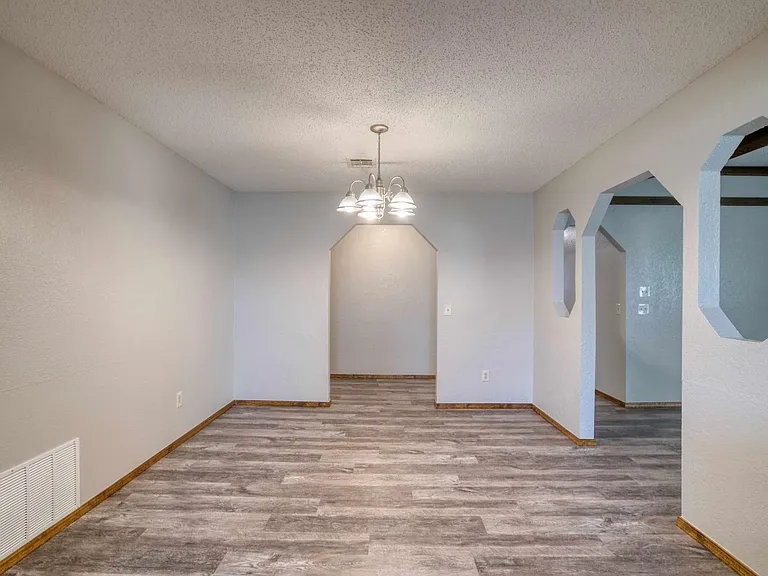700 Wood Hollow Ln — Photo 8