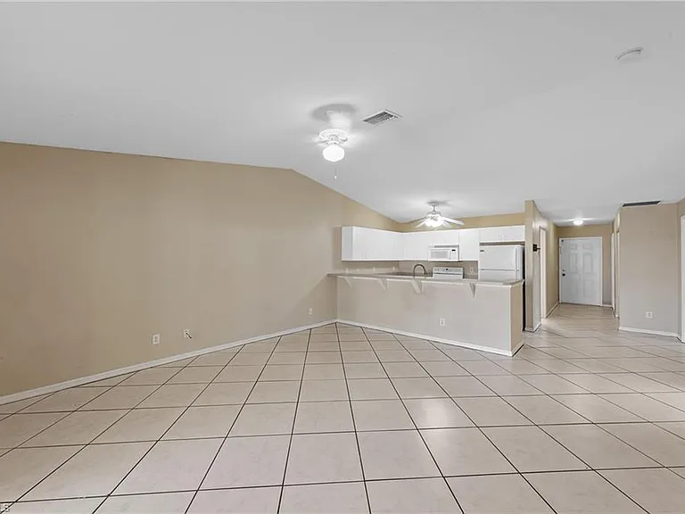 845 SE 8th Ter — Photo 4
