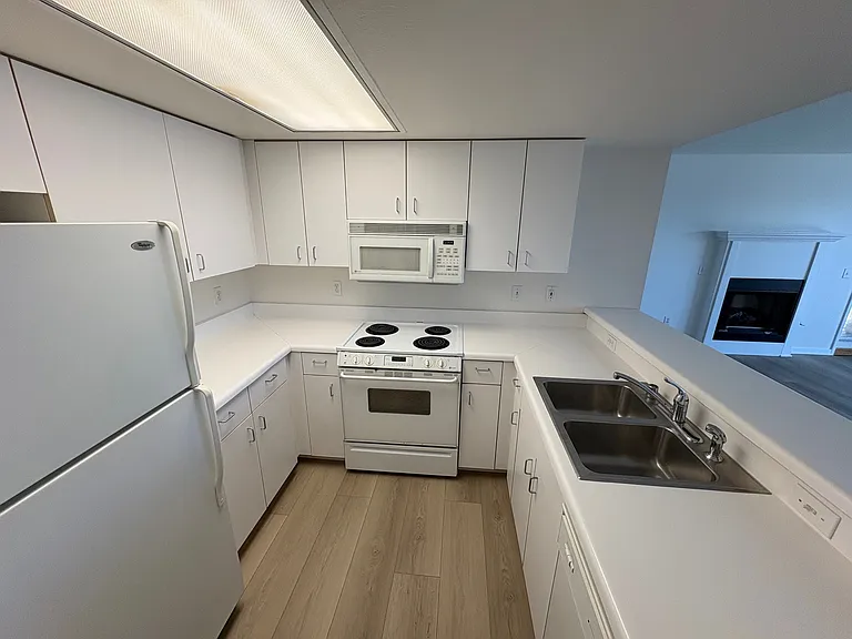 3004 6th Ave #7 — Photo 3