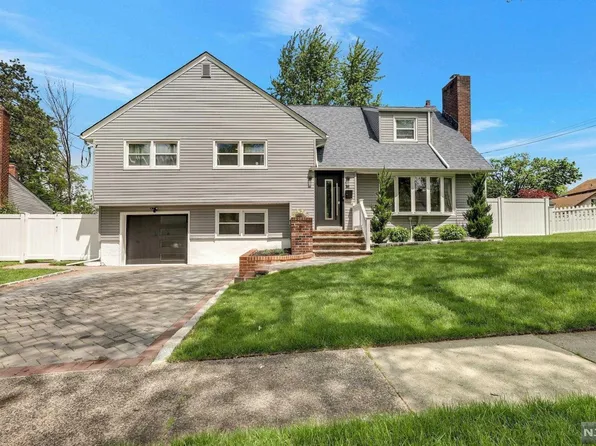 35 Galway Pl, Teaneck, NJ 07666