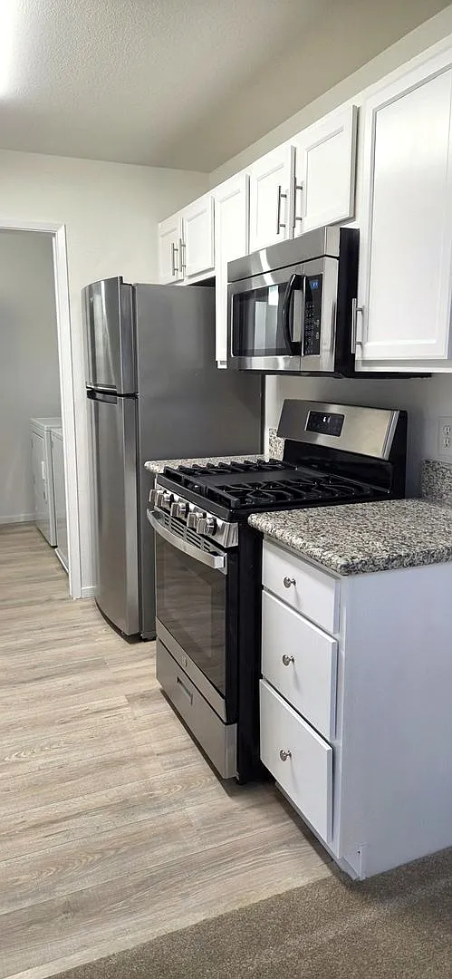 Rare 2nd Floor 3 Bedroom Condo In The Heart Of Seven Hills In Gated Horizons @ Seven Hills — Photo 3