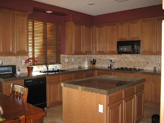 Gourmet Kitchen w/Island