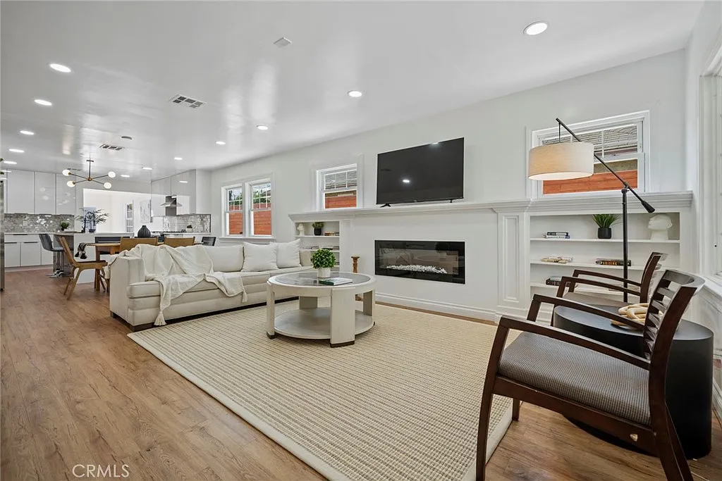 4 bed, 3.5 bath, 1908 sqft, $5,800 — Photo 2
