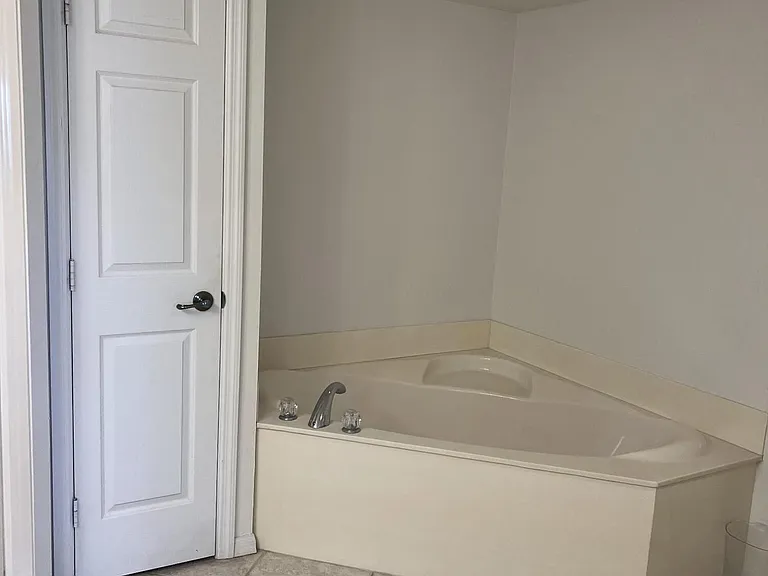 8921 Lake Dr #304 — Photo 25
