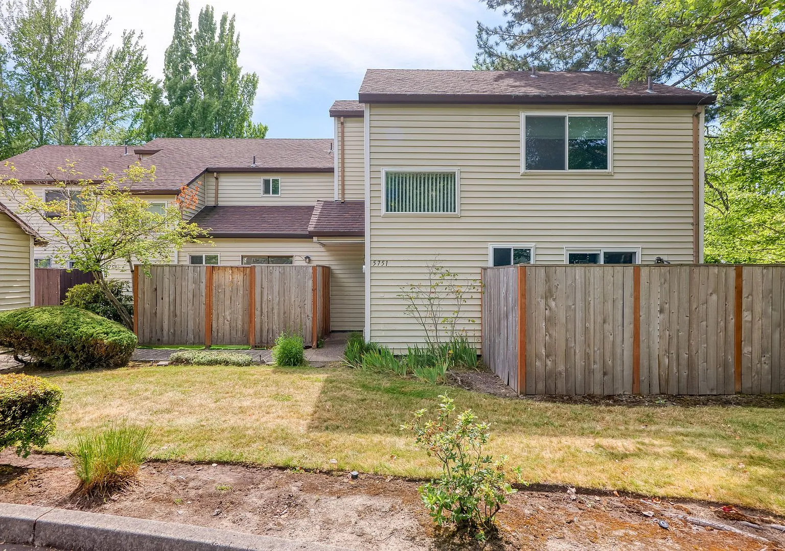 Beautiful 3-Bedroom Townhome in Cross Creek Village — Photo 3