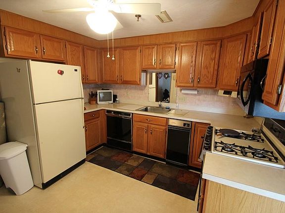 2nd image of 45 Christopher Dr #113-203