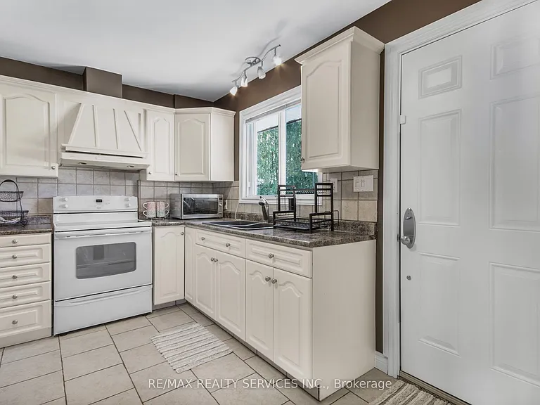 185 Burlington St — Photo 7