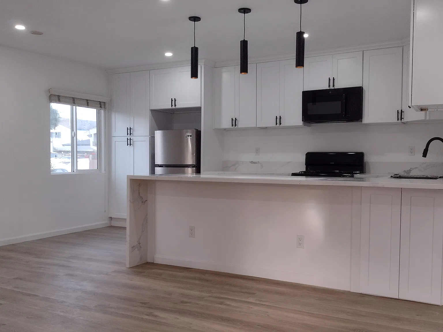 2 bed, 930 sqft, $2,600 — Photo 2