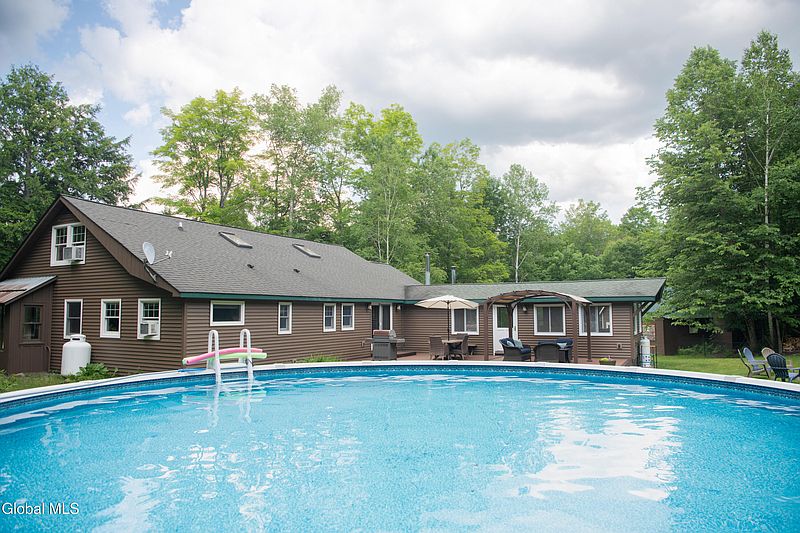 3rd image of 1175 Palisades Road