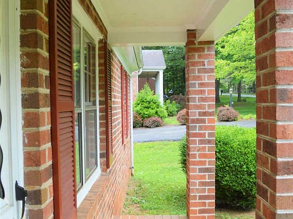3rd image of 104 Temple Cir
