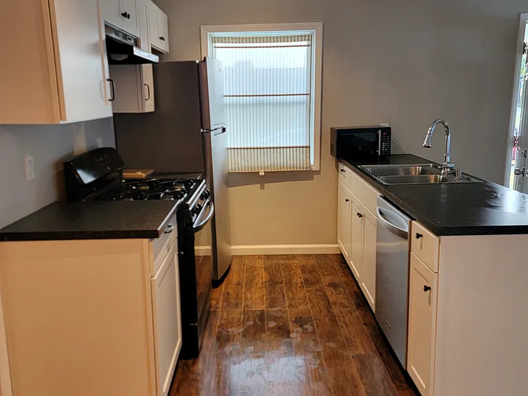 Kitchen comes with all appliances provided (dishwasher, oven/stove, fridge)