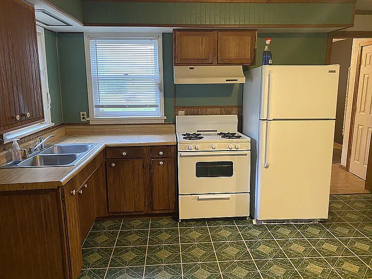 2nd image of 23587 Walnut St