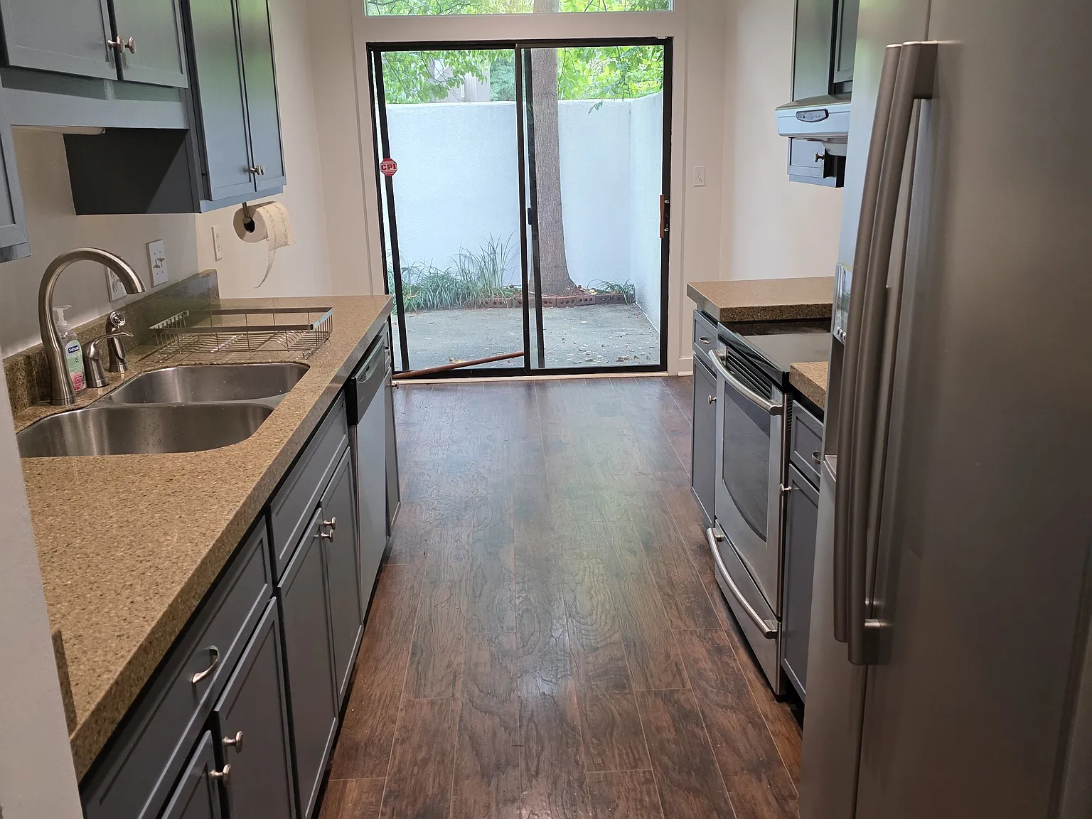 3 bed, 1605 sqft, $2,200 — Photo 2