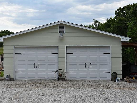 Detached garage/shop.