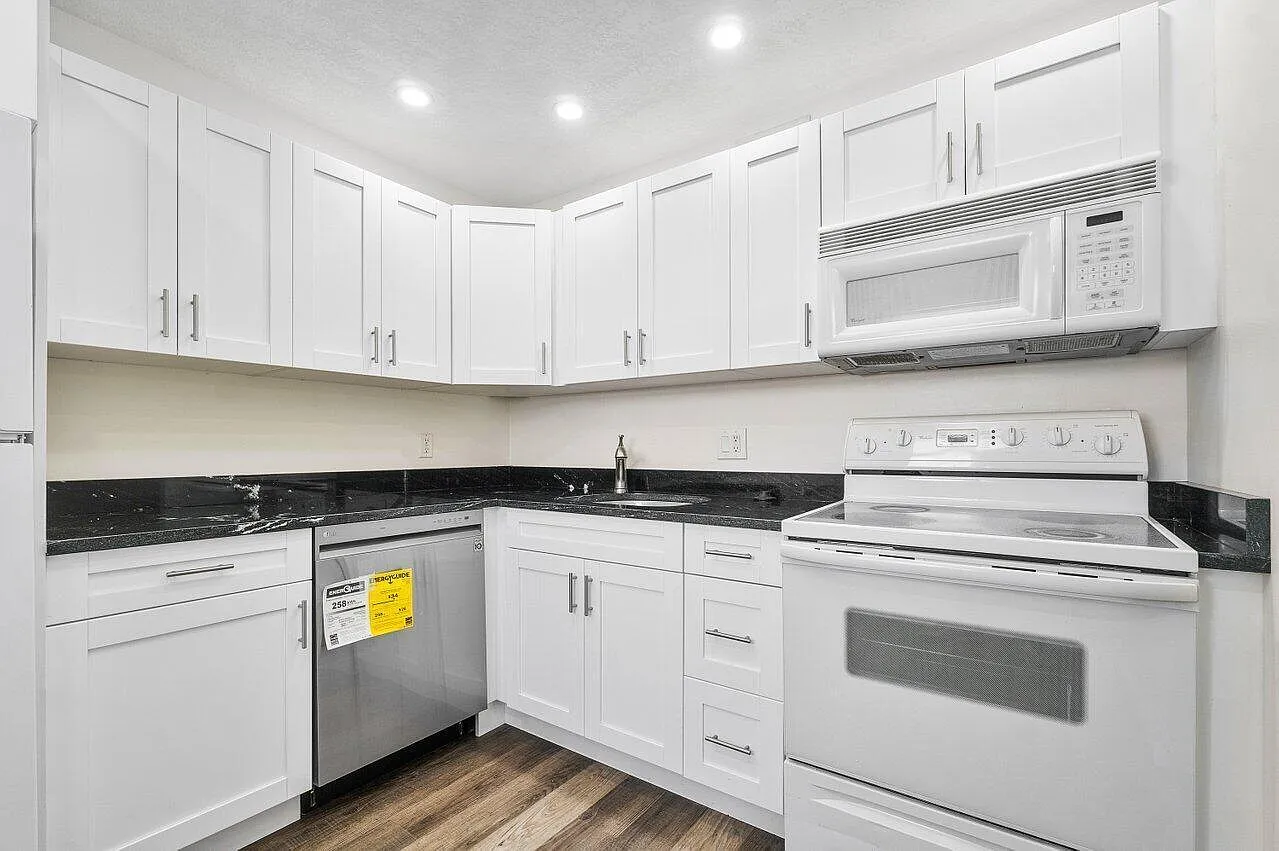 1 bed, 1.5 bath, 754 sqft, $1,475 — Photo 2