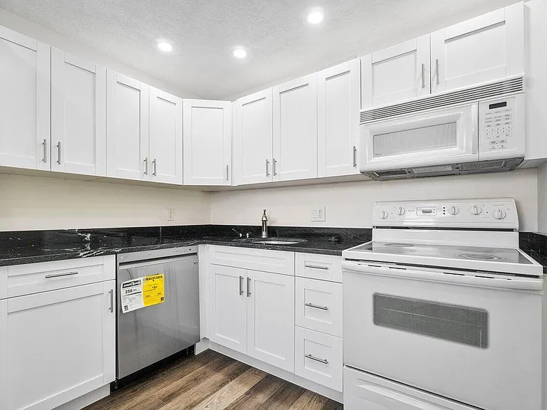 2615 NE 1st Ct #407 — Photo 6