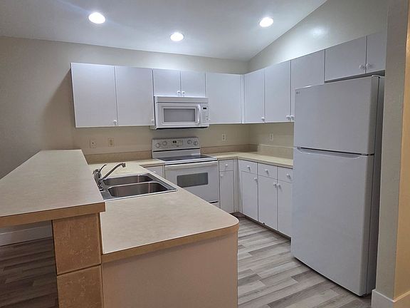 3rd image of 1013 SE 12th Ter
