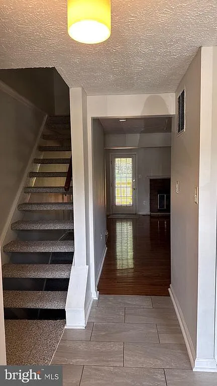3 bed, 2.5 bath, 1800 sqft, $2,700 — Photo 3