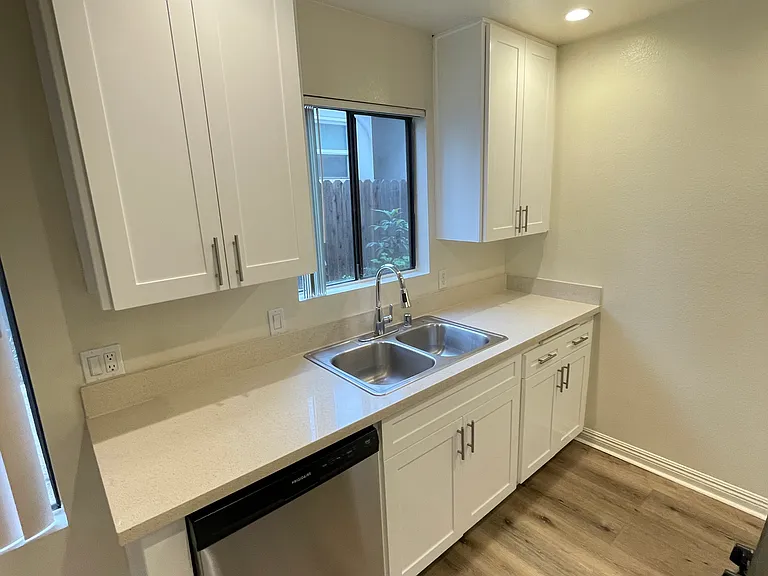 1049 Winchester Ave — Photo 5