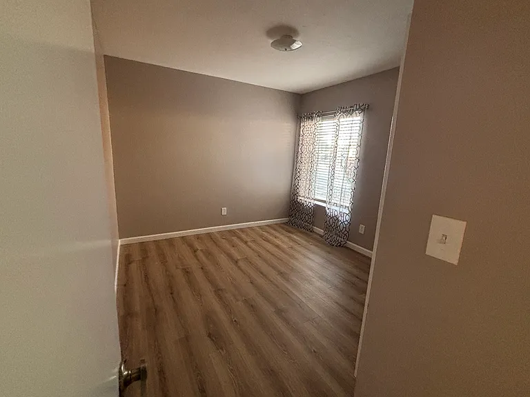 413 W Beverly Ln — Photo 19