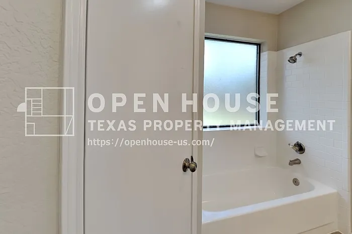 909 Sandhurst Dr — Photo 14