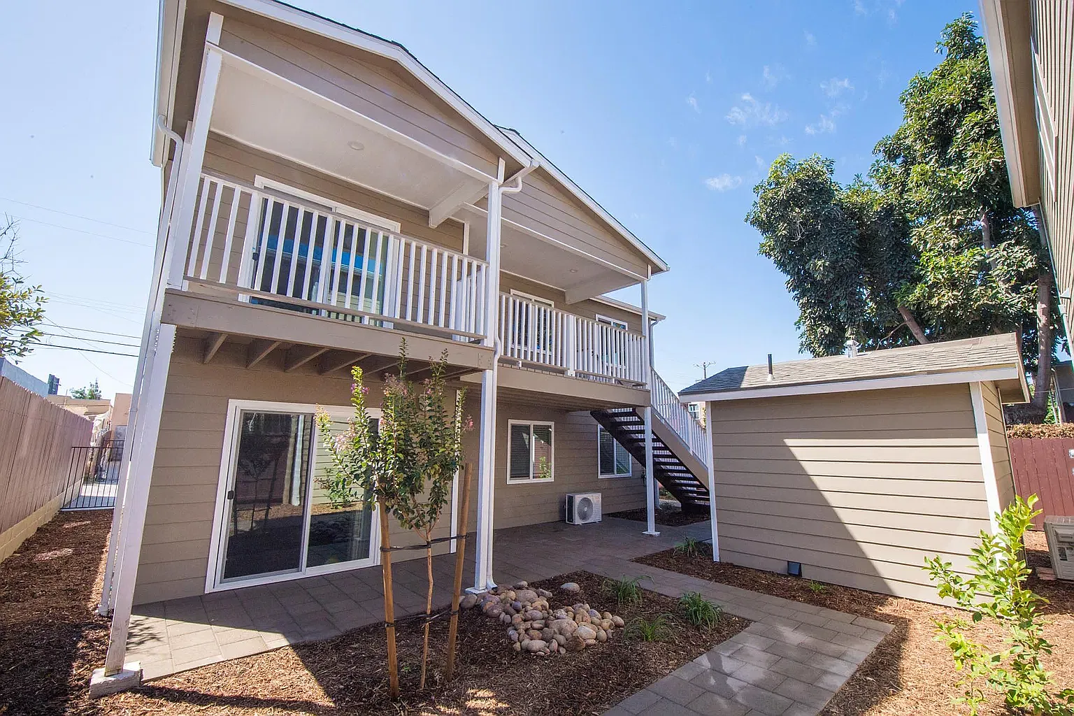 3 bed, 1055 sqft, $3,100 — Photo 3