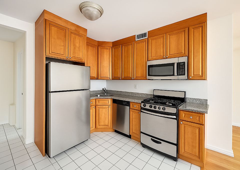 2nd image of 69 W 55th St #B5