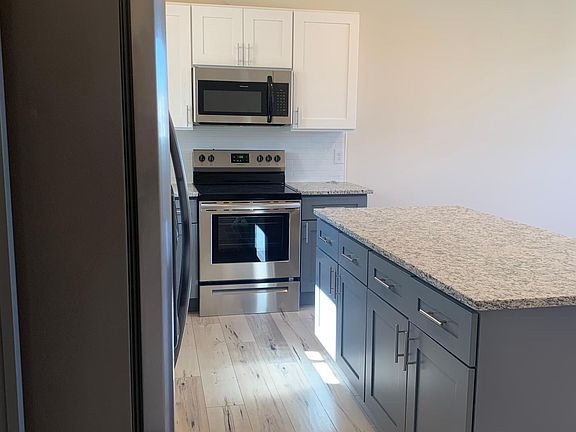 4th image of 5725 Lansdowne Ave Unit 4