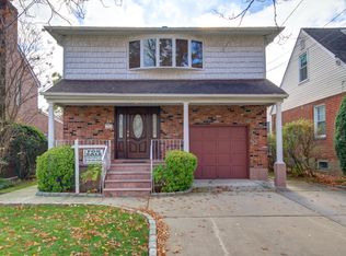 72 Willow St, Floral Park, NY 11001