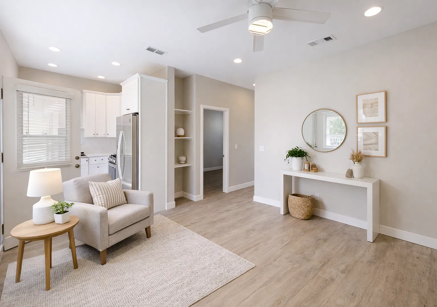 4BD/2BA, Private Yard! — Photo 3
