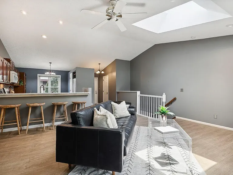 370 Bellpointe Cmns — Photo 3