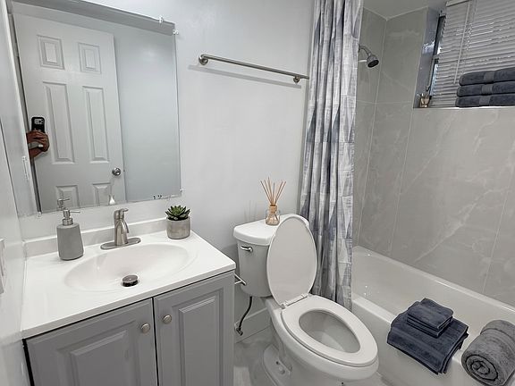 4th image of 219 NW 10th Ave #2B
