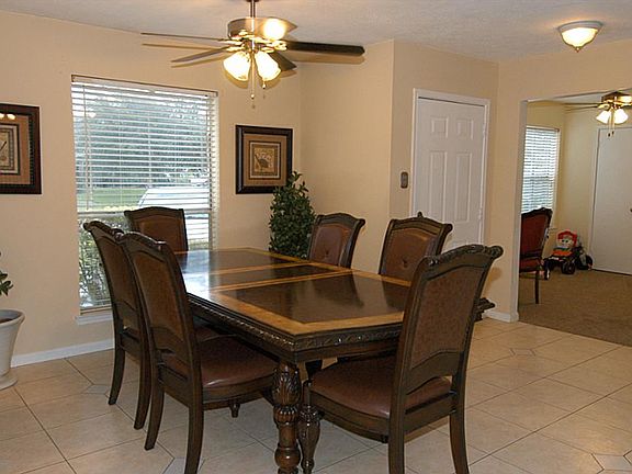 FORMAL DINING AREA FOR FAMILY AND FRIEND TIMES.