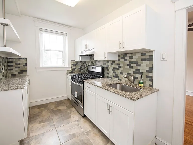 Upsal Gardens Apartments- Beautiful historical building with breathtaking charm! — Photo 29