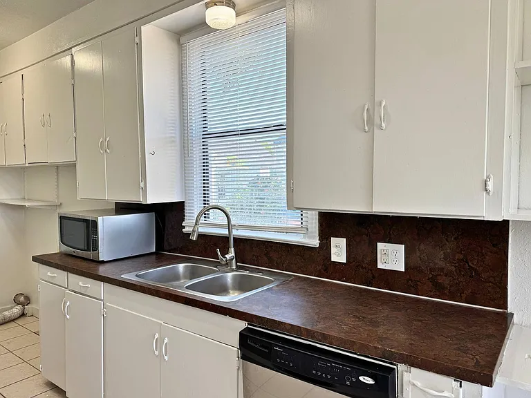 2137 Avenue J — Photo 12