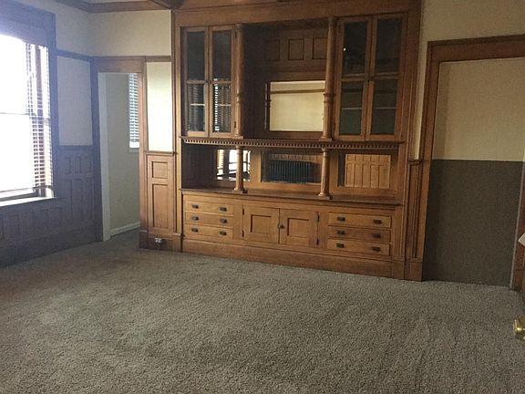 Beautiful built in Hutch