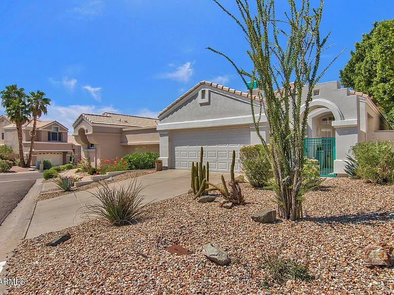 1138 E Amberwood Dr — Photo 2